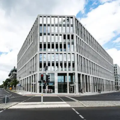 Modernes Bürogebäude an der Rahel-Hirsch-Straße 10 in Berlin Moabit, ideal um Büroflächen zu mieten.