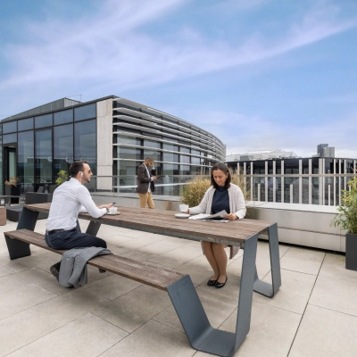Moderne Büroterrasse an der Königsallee 2b in Düsseldorf Altstadt mit zwei Personen, die an einem Tisch arbeiten und eine dritte Person, die telefoniert.