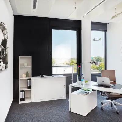 Modernes Büro in Solmsstraße 83, Frankfurt Bockenheim, mit eleganter Ausstattung und Blick auf die Stadt. Perfekt für produktives Arbeiten und ideal, um diesen Büroraum zu mieten.