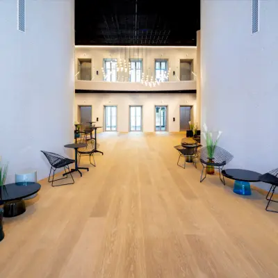 Moderner Eingangsbereich in einem Bürogebäude auf der Solmsstraße 83 in Frankfurt Bockenheim, ideal zum Büro mieten. Der Raum ist stilvoll mit Designermöbeln eingerichtet.