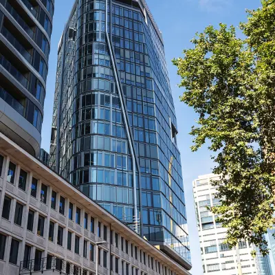 Modernes Bürogebäude in der Junghofstraße 9, Frankfurt Innenstadt, ideal für Unternehmen, die Bürofläche mieten möchten.