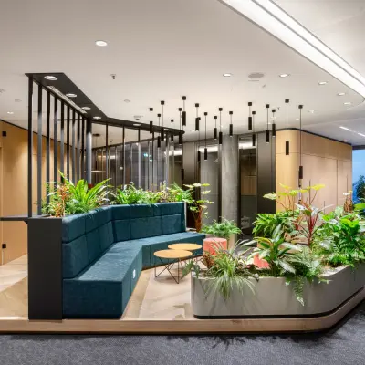 Moderner Büroraum in Frankfurt Innenstadt, Junghofstraße 9, mit stilvollen Sitzgelegenheiten und Pflanzenarrangements. Ideal für büroraum mieten, ansprechendes Ambiente für kreative Meetings und Zusammenarbeit.