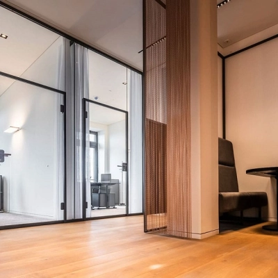 Modernes Büro in Hamburg Altstadt, Ballindamm 27, mit eleganten Glastrennwänden und stilvoller Möblierung. Ideale Option, um Bürofläche oder Büroraum zu mieten im Herzen von Hamburg.