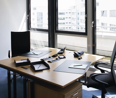 Helles, möbliertes Büro zur Miete auf der Torgauer Straße 231-233 in Leipzig Engelsdorf mit Schreibtisch und Stühlen, ideal für effizientes Arbeiten.