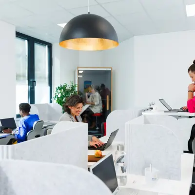 Modernes Büro zur Miete in München Laim mit flexiblen Arbeitsbereichen und Tageslichteinfall, ideal für produktives Arbeiten.