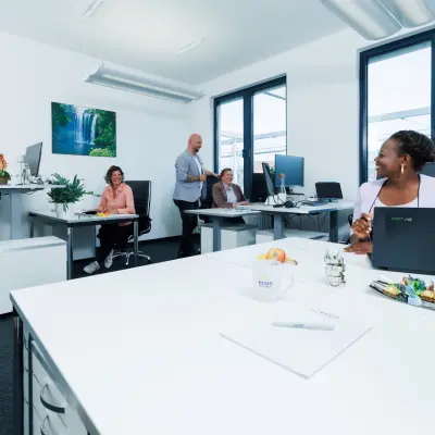 Modernes Büro zur Miete in der Landsberger Straße 155, München Laim, mit mehreren Arbeitsplätzen und großen Fenstern.
