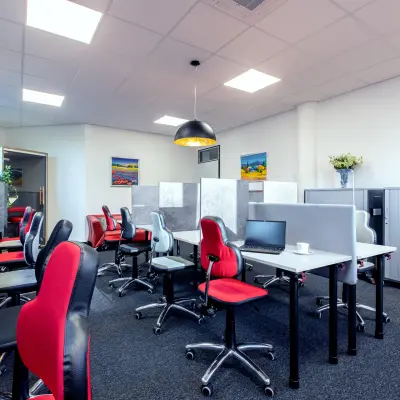 Leuchtend modernisiertes Büro mit Arbeitsplätzen und Trennwänden, bereit zur Nutzung in der Landsberger Straße 155. Perfekt für alle, die Bürofläche mieten oder Büroraum mieten möchten.