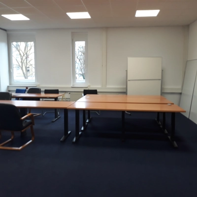Möbliertes Büro in München Pasing mit mehreren Tischen und Stühlen, ideal zum Büro mieten oder Büroraum mieten.