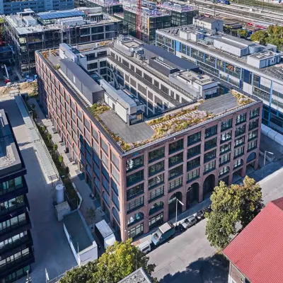 Luftaufnahme der Mühldorfstraße 8, Bürogebäude im Münchner Werksviertel, ideal für Büro mieten mit großzügiger Dachterrasse und moderner Fassade.