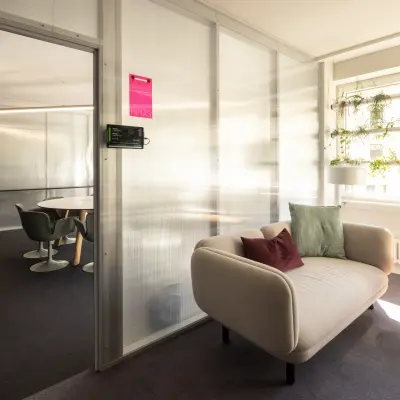 Helles, modernes Büro in Zürich City mit Empfangsbereich, Sitzgelegenheiten und großem Fenster. Ideal für büroraum mieten oder bürofläche mieten.