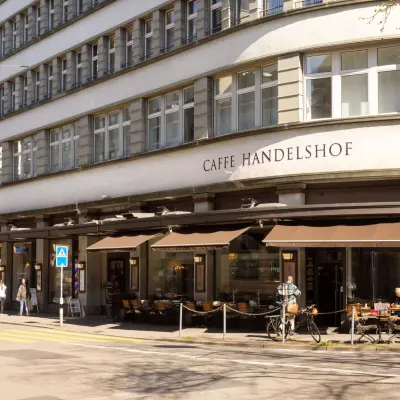 Außenansicht eines Bürogebäudes an der Uraniastrasse 31, Zürich City, mit Straßencafé und vorbeigehenden Menschen.