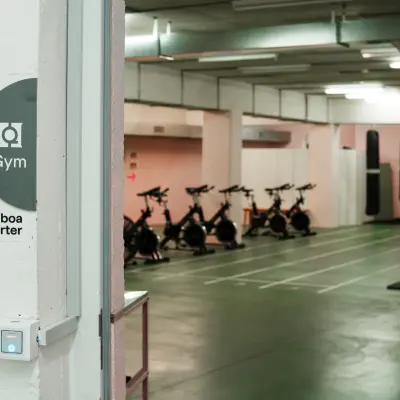 Blick in einen Fitnessbereich mit mehreren stationären Fahrrädern in einem Gebäude an der Beethovenstrasse 48, Zürich Enge.