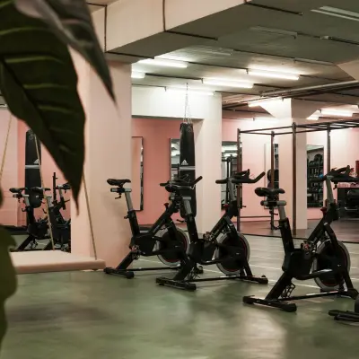 Fitnessbereich zur Miete in Zürich Enge, Beethovenstrasse 48, mit mehreren stationären Fahrrädern und Fitnessausrüstung.