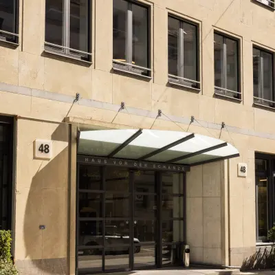 Außenansicht des Bürogebäudes Beethovenstrasse 48 in Zürich Enge, ideal für Unternehmen, die Bürofläche mieten möchten.