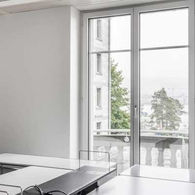 Helles Büro am Mythenquai 26 in Zürich Enge mit großen Fenstern und Blick auf den See. Ideal für Bürofläche mieten oder Büroraum mieten.