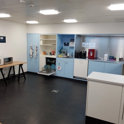 Büroraum in Mythenquai 26, Zürich Enge, mit moderner Küchenzeile. Eine ideale Fläche für informelle Meetings oder Pausen, perfekt für alle, die ein Büro mieten möchten.