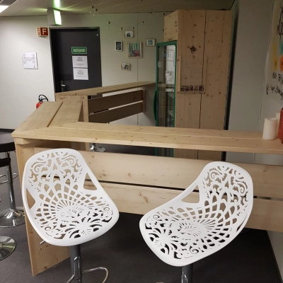 Moderner Büroraum am Mythenquai 26 in Zürich Enge mit stilvollem Thekenbereich und weißen Stühlen. Perfekt, um Büroflächen oder Büroräume zu mieten.
