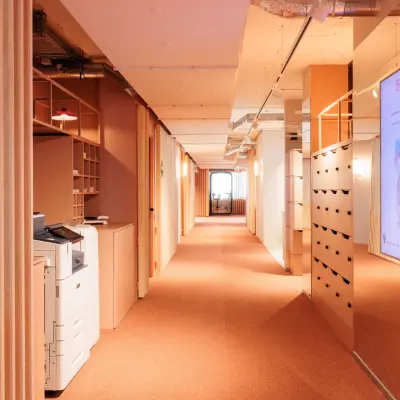Gepflegter Büroflur mit modernen Akzenten, ideal zum Büro mieten, befindet sich in der Stockerstrasse 33, Zürich Enge.