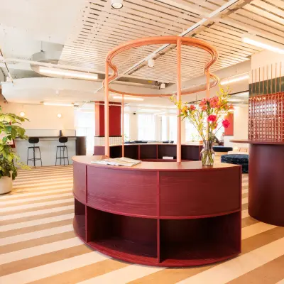 Modernes Büro mit stilvollem Holzdesign und offener Raumgestaltung in Zürich Enge, ideal zum Bürofläche mieten, mit heller Atmosphäre und Pflanzenakzenten.