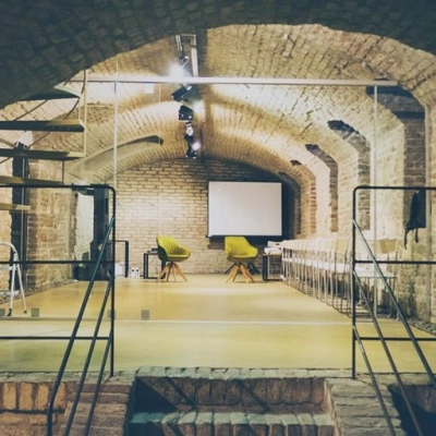 Stylish office space in a vaulted brick interior at Zimmermanngasse 8, 1090 Vienna, perfect for creative work. Ideal for office space rental with unique architecture.