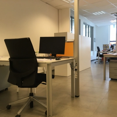 Bright and functional office space rental at Keizersplein 24, Aalst, België, showcasing workstations with desks, chairs, and computers ready for use.