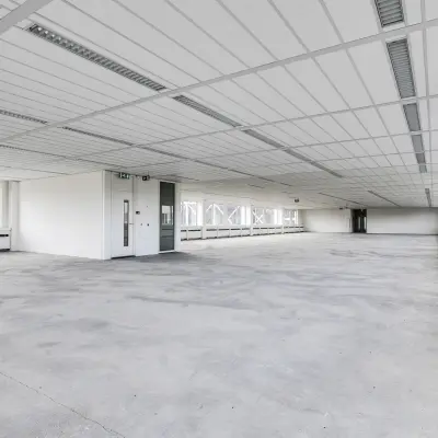 Spacious unfurnished office to rent at De Gondel 1, Amstelveen, featuring large windows and ample open floor plan for flexible office space rental.