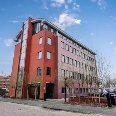 Exterior view of an office building at H.J.E. Wenckebachweg 90-108 in Amsterdam Amstel Business Park, suitable for office space rental.