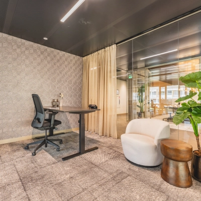 Modern furnished office space for rent in Amsterdam Buitenveldert, featuring a stylish desk, comfortable chair, and decor plants at Walborg 2A.