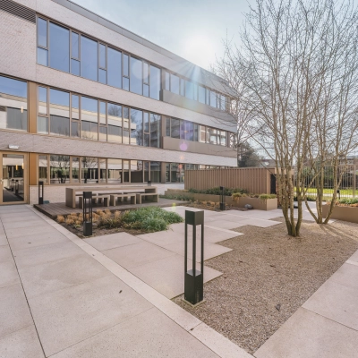 Exterior view of Walborg 2A in Amsterdam Buitenveldert, showcasing a modern office building with landscaped outdoor areas. Ideal for businesses seeking office space rental.