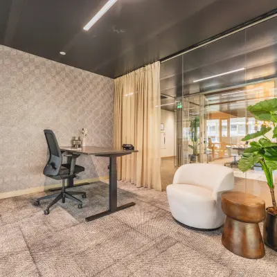 Modern office space for rent in Amsterdam Buitenveldert, featuring stylish furnishings and a sleek design.