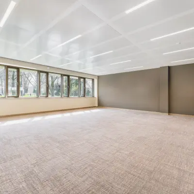 Spacious office to rent in Amsterdam Buitenveldert at Walborg 2A, featuring large windows and ample natural light, ideal for customizable office space rental.