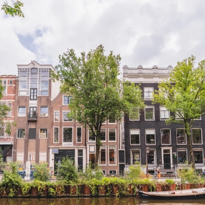 An exterior view of offices along Herengracht 221, Amsterdam Canal Belt, showcasing canal-side rent office space opportunities.