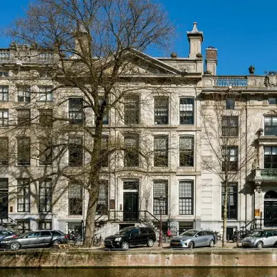 Historic building by the canal in Amsterdam, Herengracht 493, suitable for office space rental.