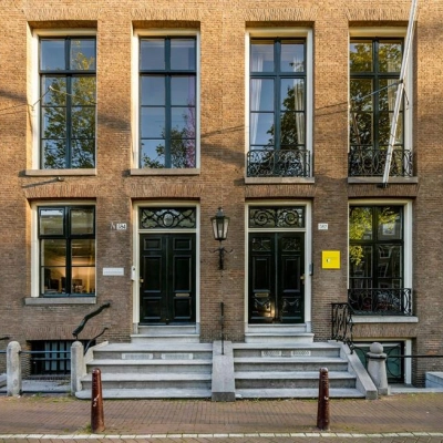 Exterior view of Herengracht 582-584, located in the charming Amsterdam Canal Belt, ideal for office space rental.