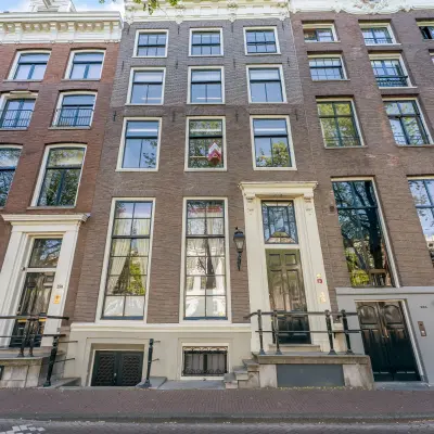 Exterior view of an office building at Keizersgracht 261 in Amsterdam Canal Belt, a prime location for office space rental.