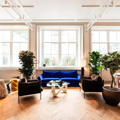 Bright and modern office space rental at Keizersgracht 264, Amsterdam Canal Belt, with a stylish seating area and large windows allowing natural light.