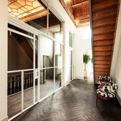 Spacious hallway with wooden floors and modern glass panels at Keizersgracht 264, ideal for businesses seeking office space rental in Amsterdam Canal Belt.