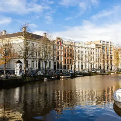 A scenic view of the Amsterdam Canal Belt at Keizersgracht 452, showcasing historic buildings along the water.