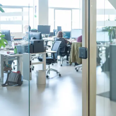 Modern office space at Singel 542, Amsterdam Canal Belt with people collaborating at workstations, available for office space rental.