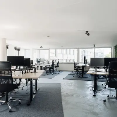 Spacious, modern office to rent at Weesperstraat 394-396, featuring ample natural light and contemporary furnishings ideal for productive work in Amsterdam Canal Belt.