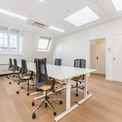 Spacious, well-lit office space rental at Herengracht 471 in Amsterdam Center with desks and chairs arranged for teamwork.
