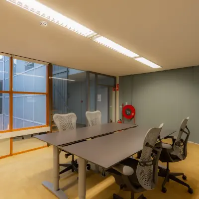 Quiet office space with large windows and modern chairs, perfect for office space rental at Kerkstraat 204, Amsterdam Center.