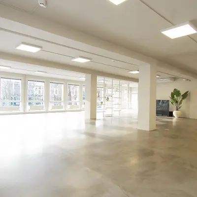 Spacious office interior at Kleine Gartmanplantsoen 21, Amsterdam Center, ideal for office space rental with large windows and bright lighting.