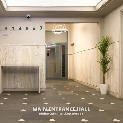Entrance hall of an office at Kleine Gartmanplantsoen 21, Amsterdam Center, available for office space rental. Features tiled flooring and a modern light fixture.