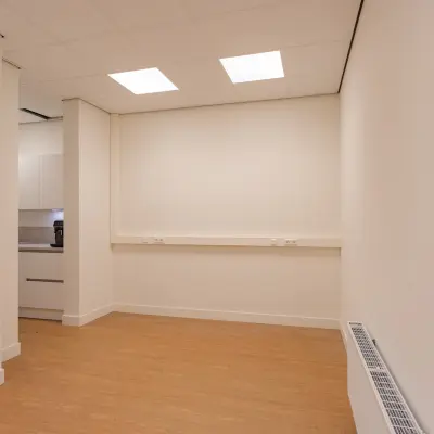 Unfurnished office space in Amsterdam Center, ideal for rent and ready for customization. Features clean lines, neutral walls, and ample lighting, suitable for various business activities.