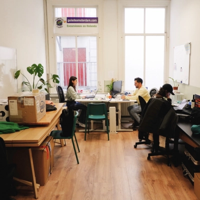 Office space with people working at desks in Amsterdam Center on Raadhuisstraat 15, ideal for office space rental.