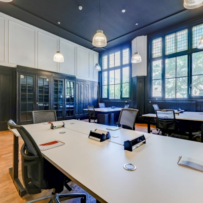 Bright office space at Raamplein 1 in Amsterdam Center with modern furnishings and large windows, ideal for office space rental.