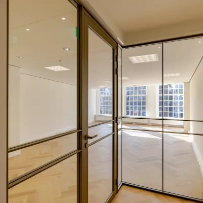 Spacious office interior at Rokin 117, Amsterdam Center, featuring large windows and ample natural light, perfect for rent office space opportunities.
