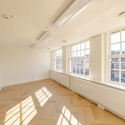 Bright office space with large windows at Rokin 117 117 in Amsterdam Center, perfect for rent office space.