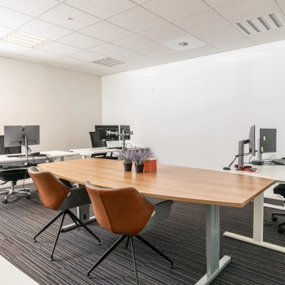 Furnished office space rental in Amsterdam De Schinkel at Overschiestraat 186 featuring desks, chairs, and computer monitors.